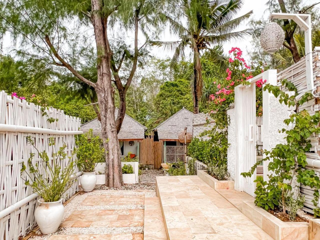 Bungalow Cafe Gili Beachfront Gili Meno Dış mekan fotoğraf