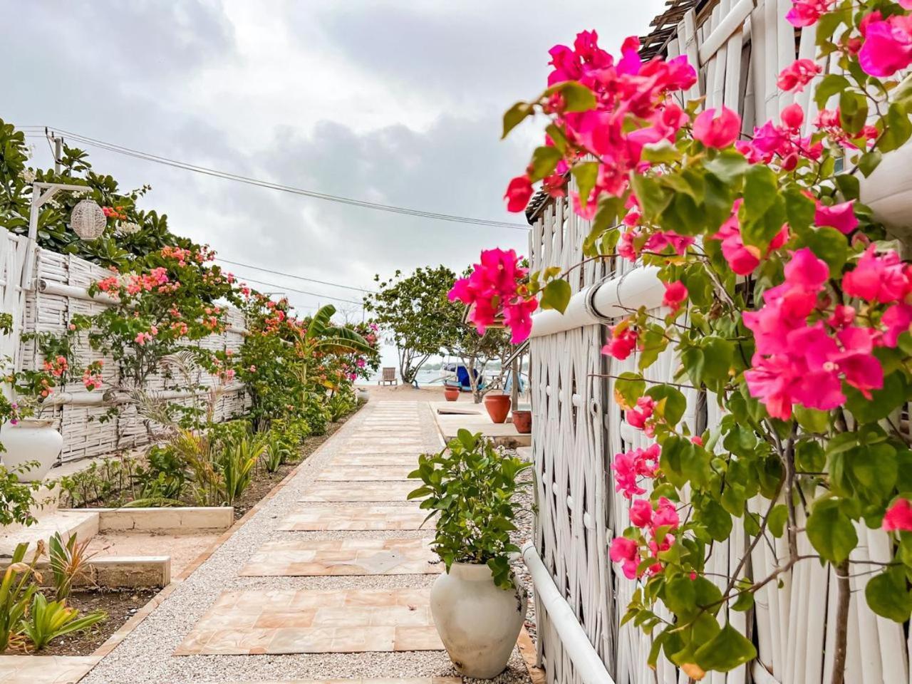 Bungalow Cafe Gili Beachfront Gili Meno Dış mekan fotoğraf